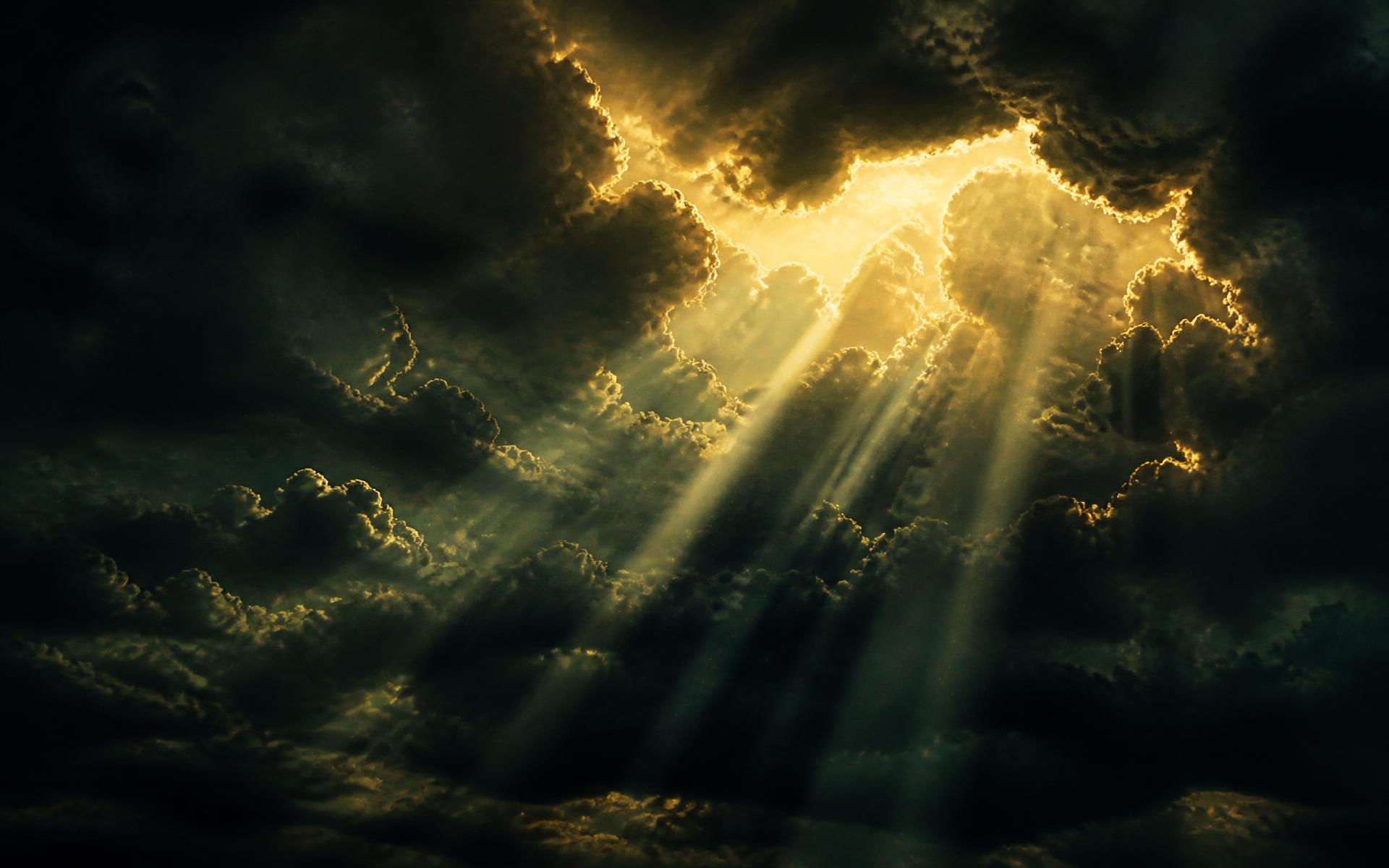 Luz dourada atravessando nuvens dramáticas